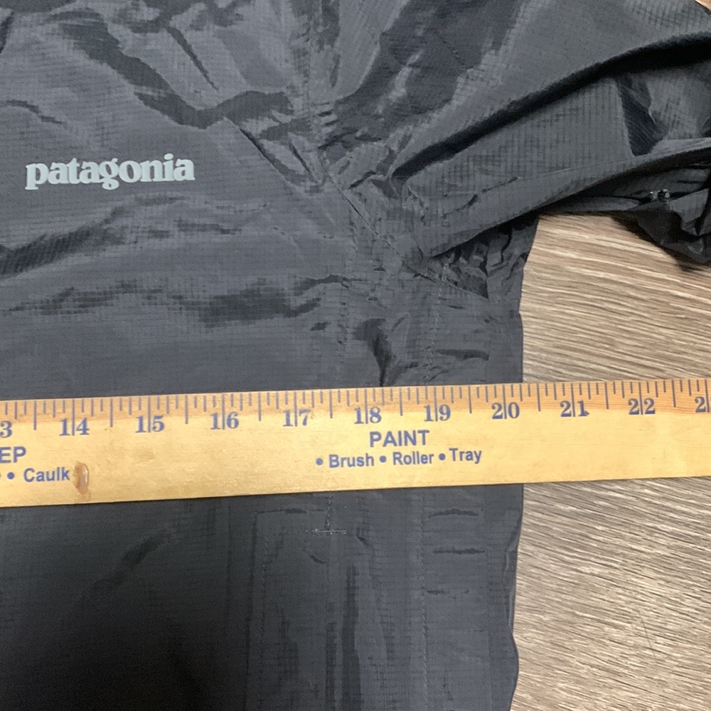 Patagonia Black Hooded Jacket - Picture 7 of 9